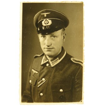 Portrait photo of a German NCO infantry man, awarded with  iron cross and black wound badge. Espenlaub militaria